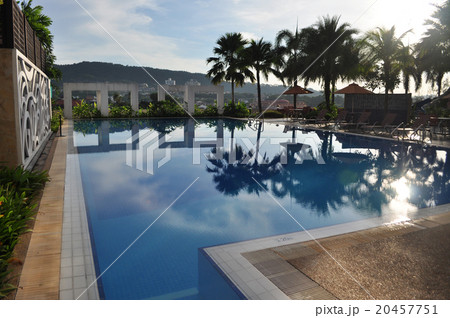 朝早いマレーシアのクアラルンプールリでのホテルのリゾート風プール 20457751
