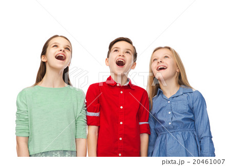 amazed boy and girls looking up 20461007