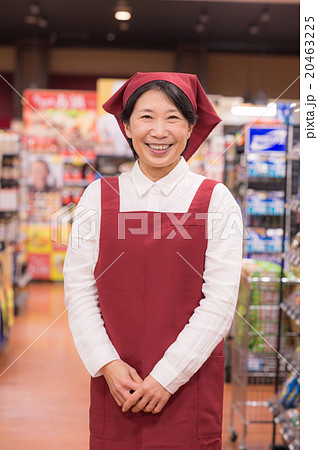 スーパーで働くパート女性のポートレートの写真素材 20463225 Pixta
