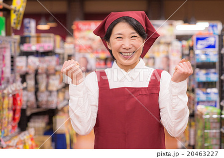 スーパーで働くパート女性のポートレートの写真素材