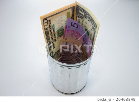 ゴミ箱の中のお金 20463849