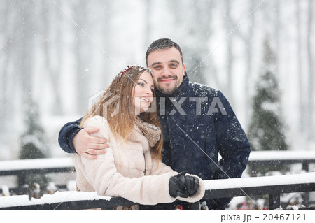 Happy couple in snowfall 20467121