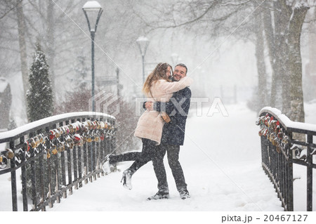 Happy couple in snowfall 20467127