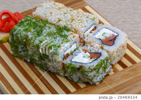 Tuna and dill roll 20469334
