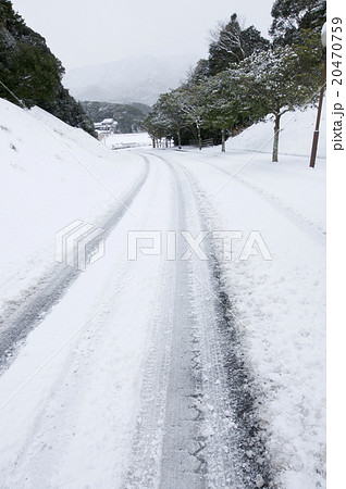 雪と轍の写真素材