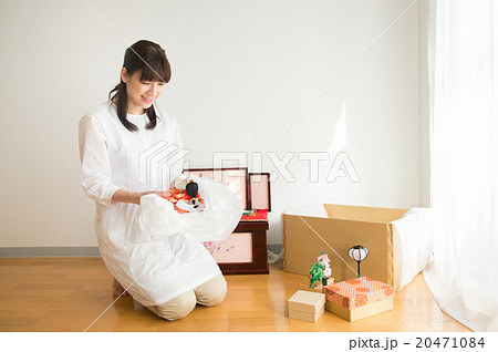 雛人形を飾る女性（母親） 20471084