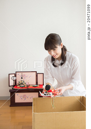 雛人形を飾る女性（母親） 20471099