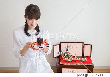 雛人形を飾る女性（母親） 20471105
