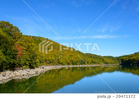 長野　秋の志賀高原　琵琶池 20471372
