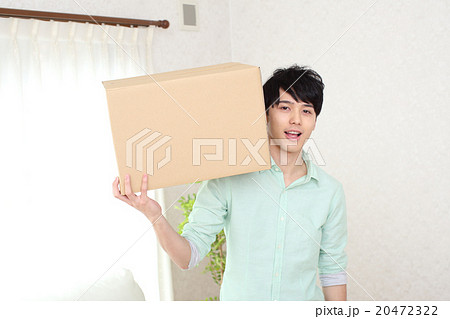 荷物を担ぐ