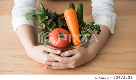 野菜と女性 20472503