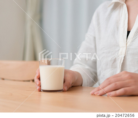 女性と牛乳 20472656