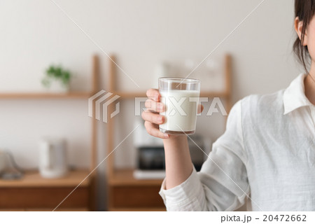 女性と牛乳 女性と牛乳 20472662