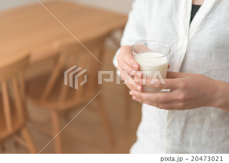 女性と牛乳 女性と牛乳 20473021