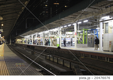 山手線 夜の東京駅ホーム ホームドア未設置 の写真素材