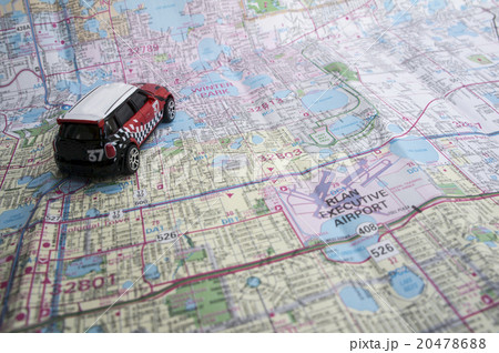 traveling in automobile by using paper map 20478688