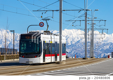 市内電車と雪の立山連峰 市内電車と雪の立山連峰 20480806