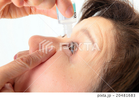 目薬をさす老人 目薬をさす老人 20481683
