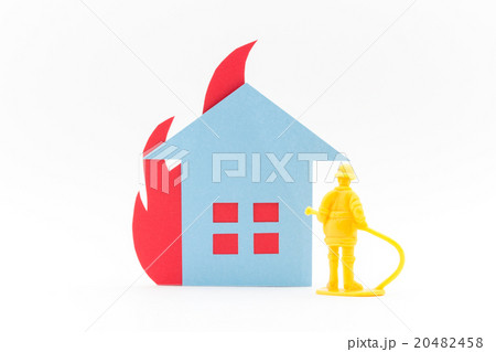 消火活動に励む消防隊員: Firefighter extinguishing fire 消火活動に励む消防隊員: Firefighter extinguishing fire 20482458