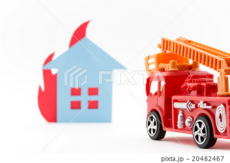 おもちゃの消防車と燃える家: Toy Fire Truck & Burning House おもちゃの消防車と燃える家: Toy Fire Truck & Burning House 20482467