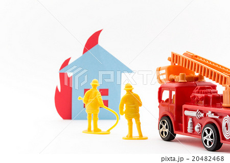 おもちゃの消防車と消防隊員: Toy Fire Truck & Firefighter おもちゃの消防車と消防隊員: Toy Fire Truck & Firefighter 20482468