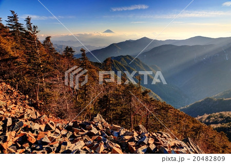 甲武信岳山頂から斜光線の富士山 20482809