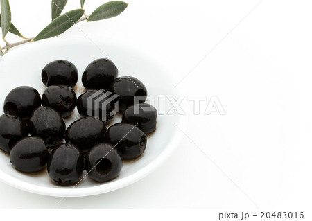 種抜きブラックオリーブとオリーブの葉: Black Olive & Olive leaves 20483016