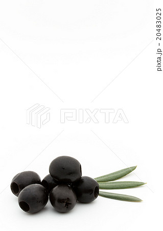 種抜きブラックオリーブとオリーブの葉: Black Olive & Olive leaves 20483025