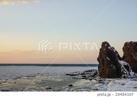 流氷押し寄せるオホーツク海の夕陽 (斜里町宇登呂) 流氷押し寄せるオホーツク海の夕陽 (斜里町宇登呂) 20484107