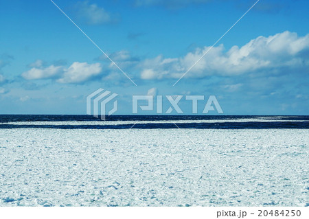 　流氷押し寄せるオホーツク海　（斜里町宇登呂） 20484250
