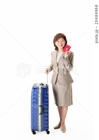 人物 女性 旅行 ポーズ 全身 パスポート 笑顔 カメラ目線の写真素材