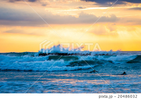 阿児の松原海水浴場・早朝の波打ち際(三重県の風景) 阿児の松原海水浴場・早朝の波打ち際(三重県の風景) 20486032