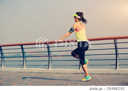young fitness woman jumping rope at seaside 20486292