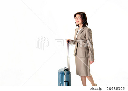 人物 旅行 旅に出るスーツ姿のシニア女性の写真素材