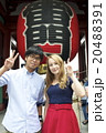 浅草を観光するカップル 20488391