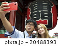 風雷神門の前でセルフィーするカップル 20488393