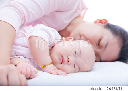 Baby girl sleeping in mother arm. Mother's day. 20488514