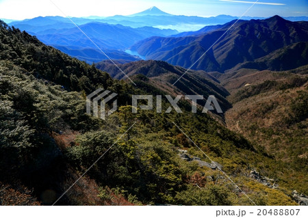 破風山の登りから見る富士山と黒金山・広瀬ダム 20488807