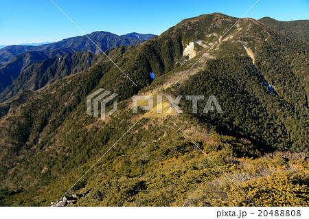 破風山の登りから見る木賊山・甲武信岳と国師岳 20488808