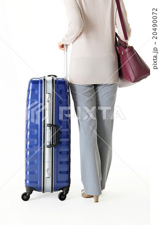 旅行に行く女性の後ろ姿 20490072