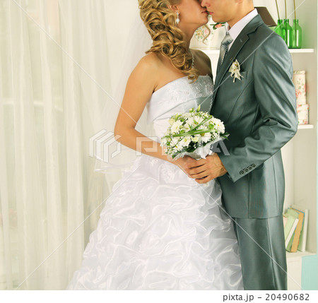 Wedding kiss just married couple 20490682