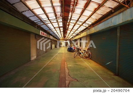 アーケードのあるシャッター街 20490704