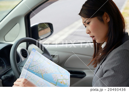 営業 運転免許 仕事 スーツ 車 女性 軽自動車 運転手 ビジネスウーマン 地図 マップ スマホ の写真素材