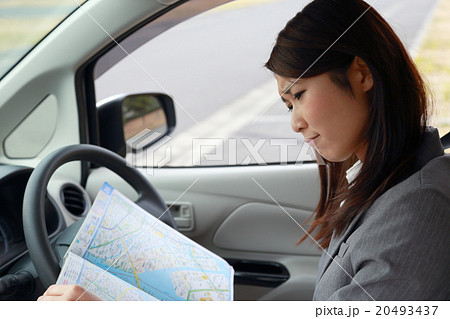 営業 運転免許 仕事 スーツ 車 女性 軽自動車 運転手 ビジネスウーマン 地図 マップ スマホ の写真素材 20493437 Pixta