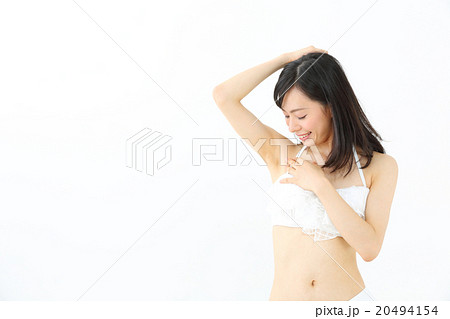 脇・水着の若い女性 20494154