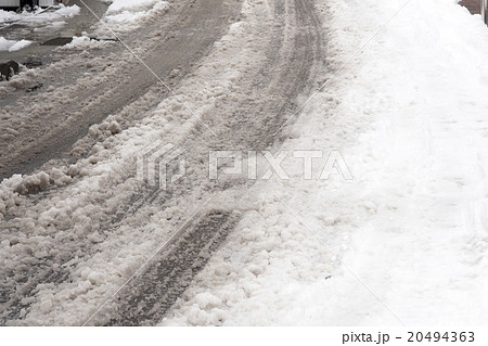 雪道 轍の写真素材