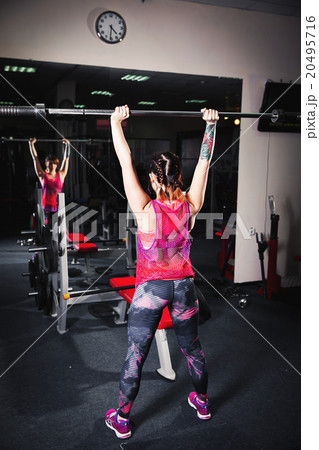 Woman bodybuilder training Woman bodybuilder training 20495716