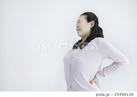 40代女性腰痛、腰を伸ばすポーズ 20499136
