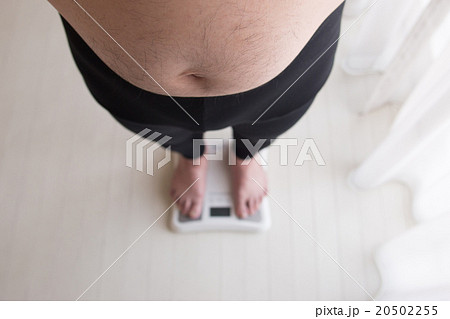体重計に乗る男性 体重計に乗る男性 20502255