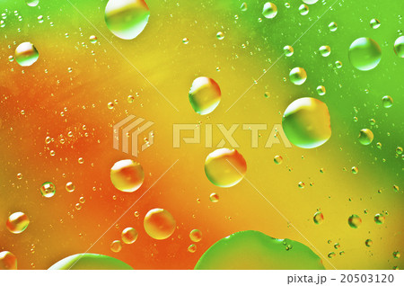 oil-drops floating  in water 20503120